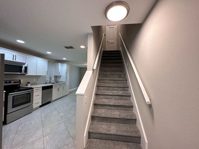 Spacious 2-Bed, 2.5- *** One Month FREE!!***