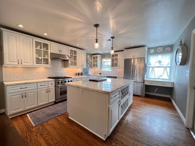 Building Photo - 3B/3B LUXURY Remodeled Home! w/ Garage! Large Fenced Backyard! Bike to the Beach!