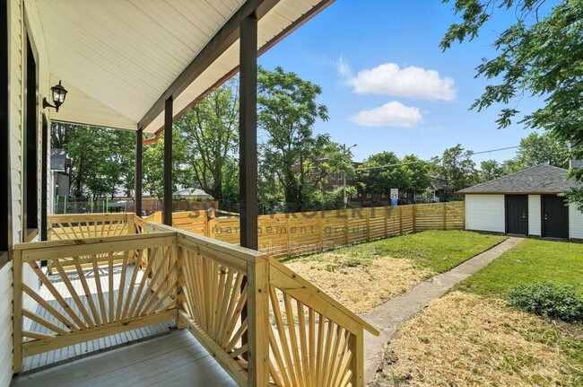 Photo - 889 E Livingston Ave