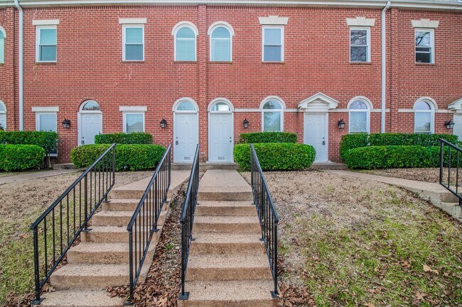 RENOVATED Birchman Place Townhomes! - RENOVATED Birchman Place Townhomes!