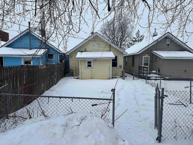 Building Photo - 1216 Hughitt Ave