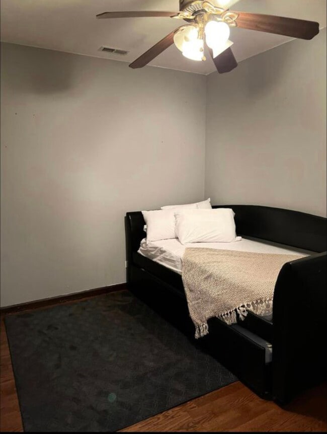 Photo - 4954-2 W Cullom Ave Unit 2 bedroom near ohare