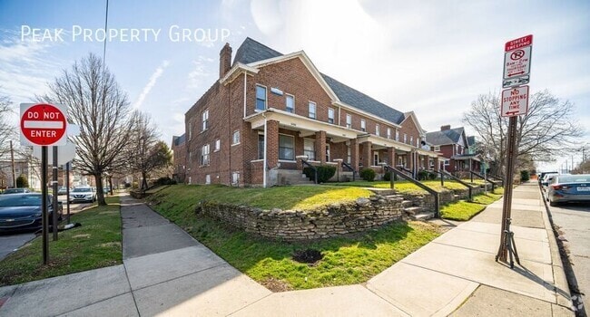 Building Photo - 1484 Summit St Rental