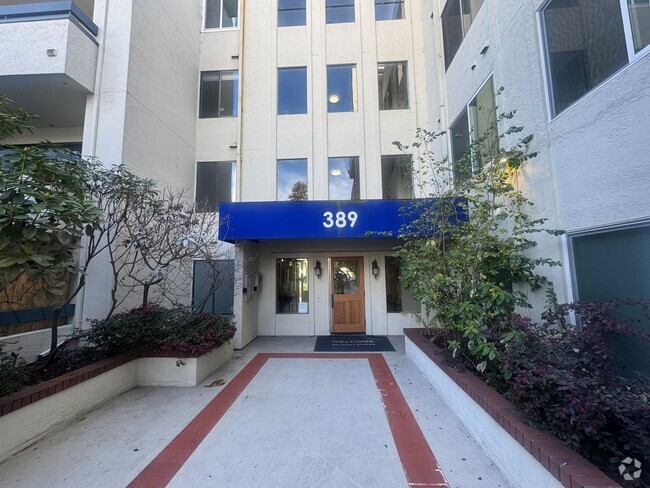 Building Photo - Bright & Modern 2 Bed, 2.5 Bath Condo in O...