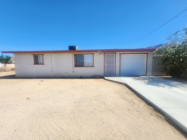 Building Photo - Two Bedroom One Bath Home!