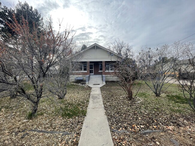 Hogar desde State Street - 5605 W State St Unidad Main Level Back