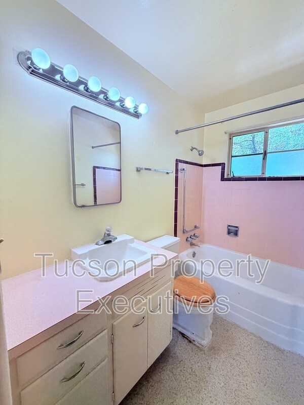 Photo - 2831 E Adams St