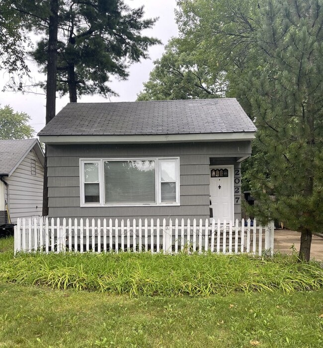 Building Photo - Nicely updated 2bd/2ba bungalow in Royal Oak w/ master bathroom suite