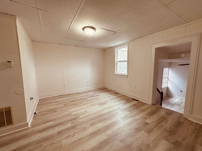 Building Photo - 118 S Queen St Unit 118 S Queen Street 2