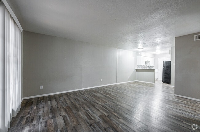 2BR, 2BA - 1,000SF