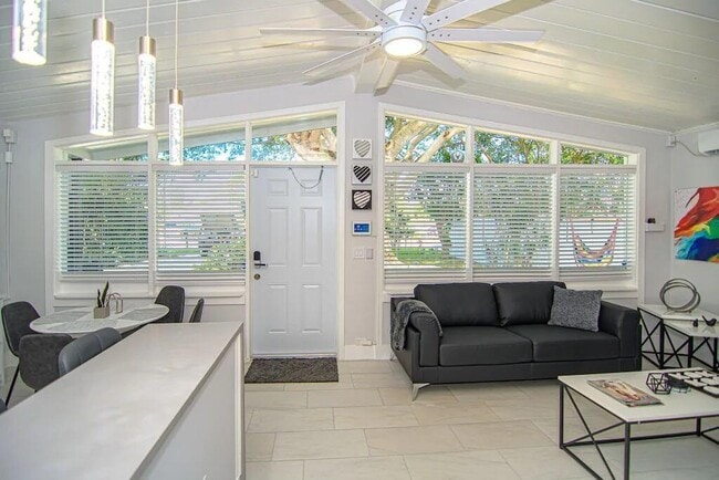 Photo - 462 Hastings St