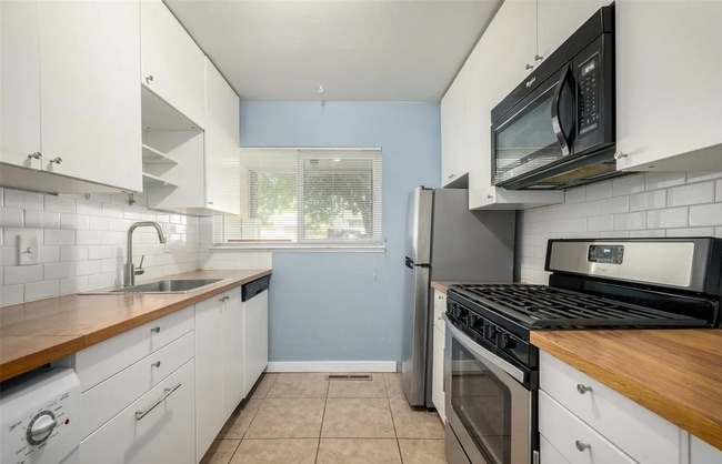 Photo - 8023 Wolff St