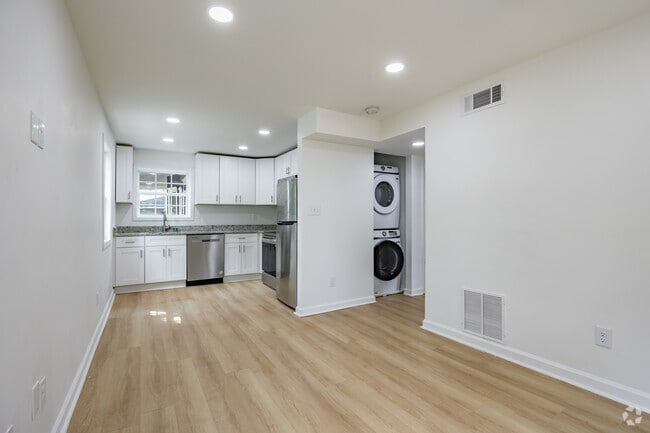 2BR, 1BA - 750SF