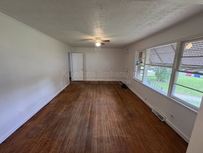 Photo - 2106 Knightsbridge Rd