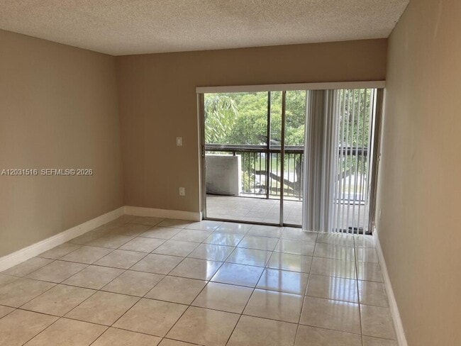 Photo - 721 N Pine Island Rd Unidad 304