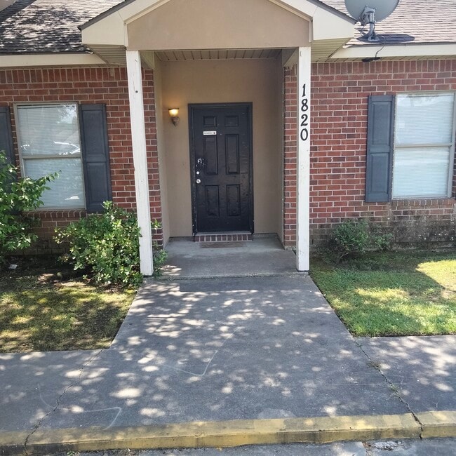 Building Photo - 1820 Jade Ave Unit Comdo