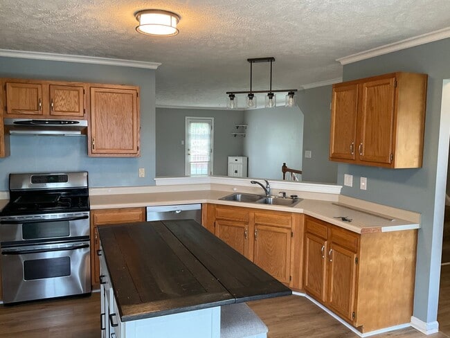 Photo - Large 3 Bedroom 2.5 bath townhome with additional finished room.