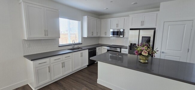 Photo - Lathrop - Gorgeous 5 Bedroom 3 Bathroom Home