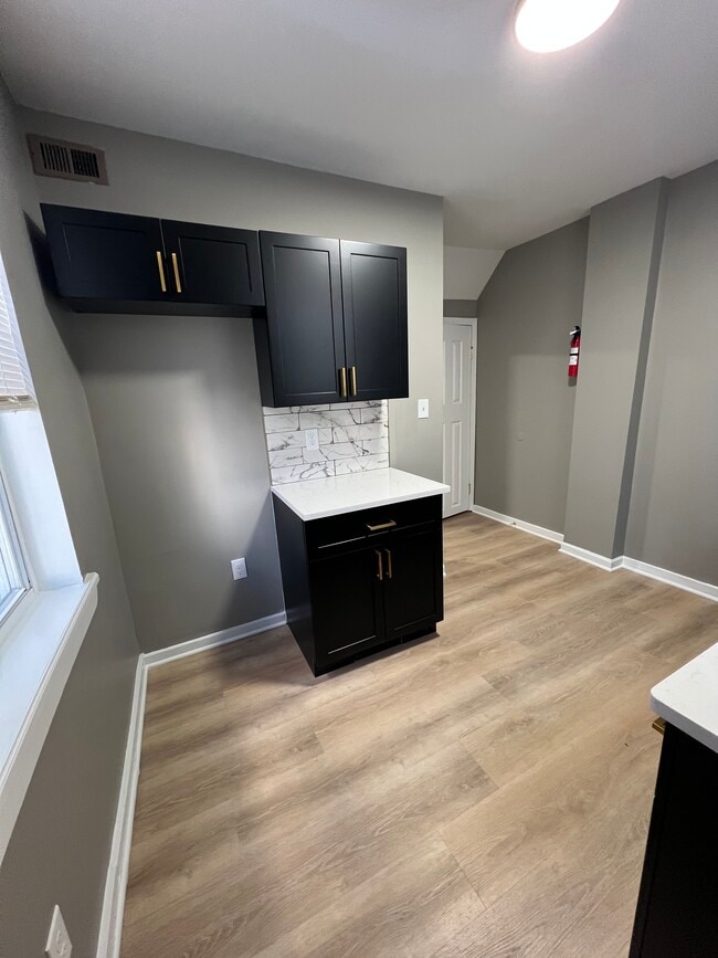 Photo - 930 Pennell St