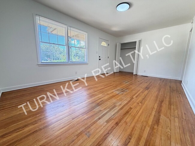 Photo - 1708 Rogina St