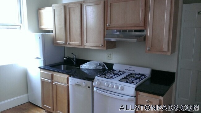 Building Photo - 1197 Commonwealth Ave Rental