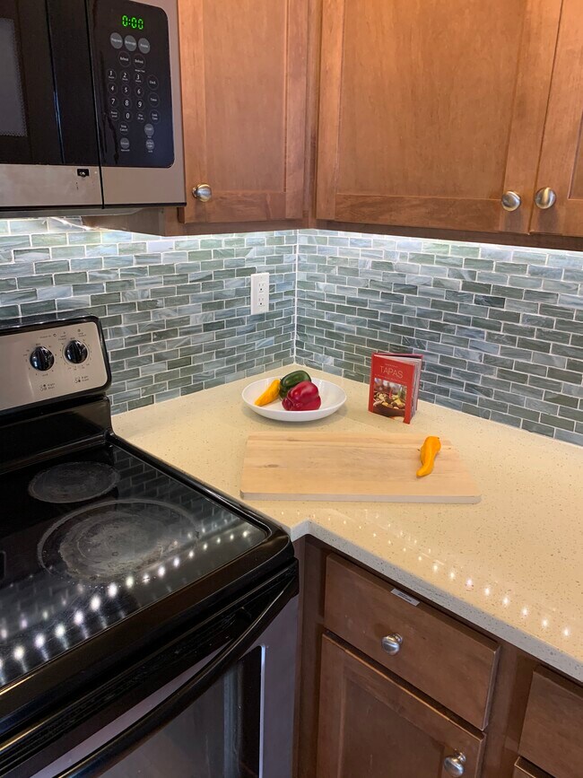 Detalle de cocina con salpicadero de mosaico de vidrio - 5211 Fauntleroy Way SW