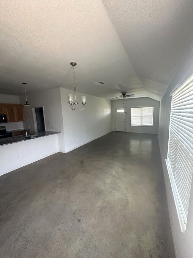 Photo - AVAILABLE NOW! - 2 WEEKS FREE (SECTION 8 A...