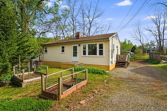 Sunny 2-Bedroom Home with Fenced-In Yard a... - Sunny 2-Bedroom Home with Fenced-In Yard a...