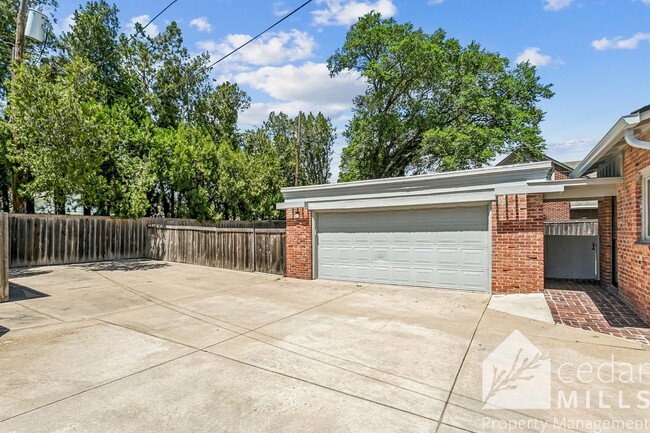 125 S Oakwood St