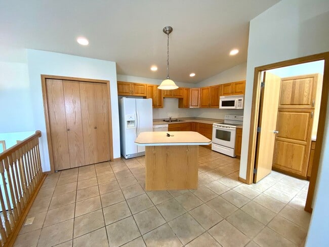 Building Photo - 3 Bed, 2 Bath Townhome