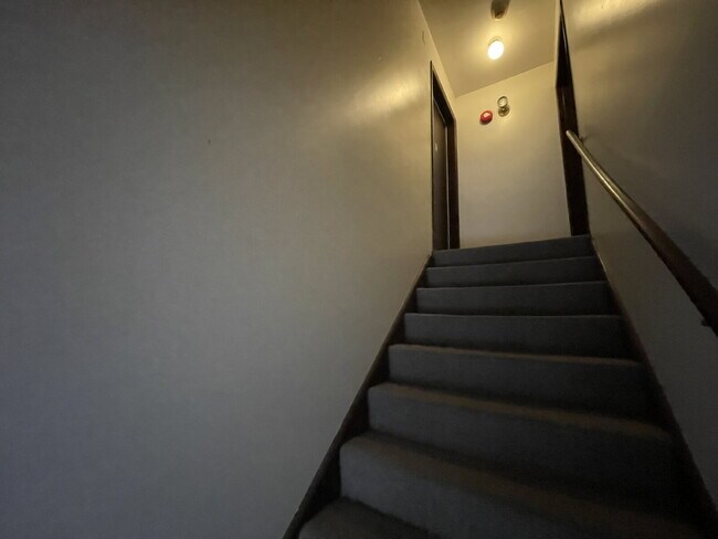 Photo - FRESHLY PAINTED 2BR, 1BA condo, close to RT59 shopping and restaurants. NAPERVILLE 203 SCHOOLS! Unidad C