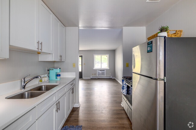 2BR, 1BA - 785SF - Kitchen - Hideaway at Kingspark