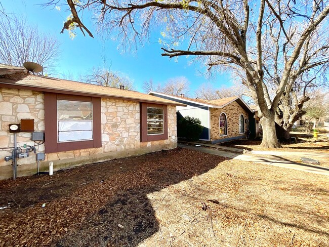 Photo - AVAILABLE NOW! 2 Bedroom / 1 Bath Home Near Randolph AFB!