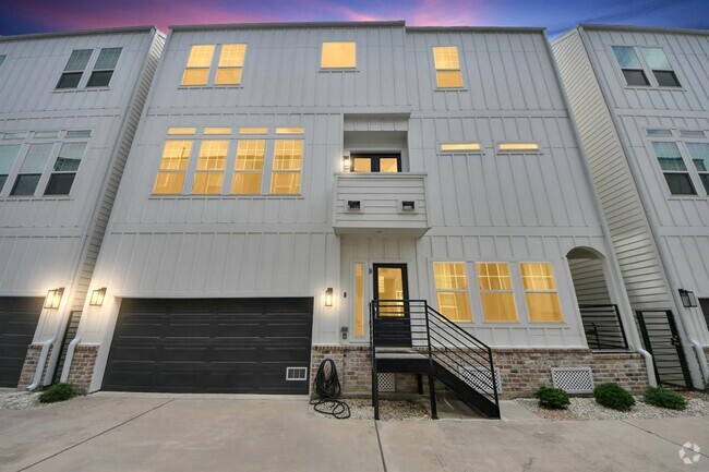Building Photo - 1223 W 16th St Unit B Rental