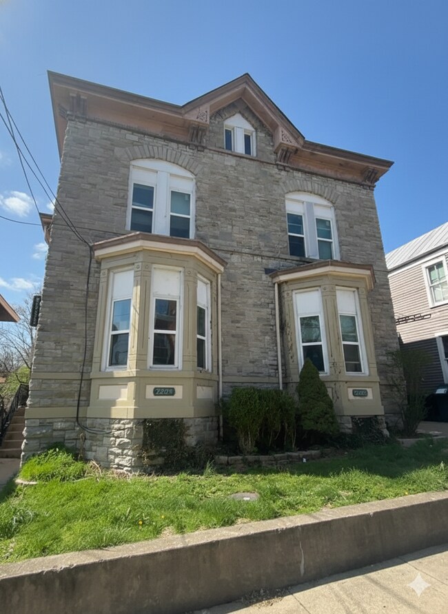 Building Photo - 2227 Kenton St Unit 4