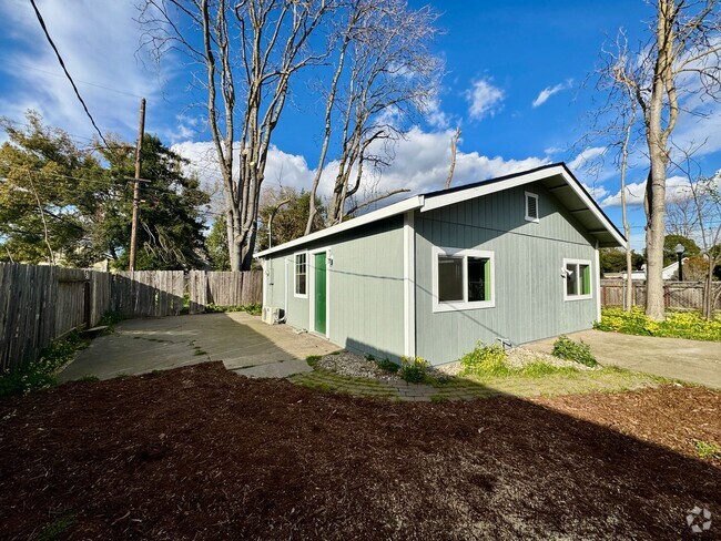 Building Photo - Adorable ADU Available Now! Rental