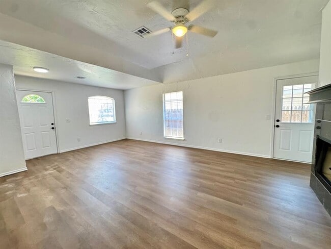 Photo - 223 W 6th St