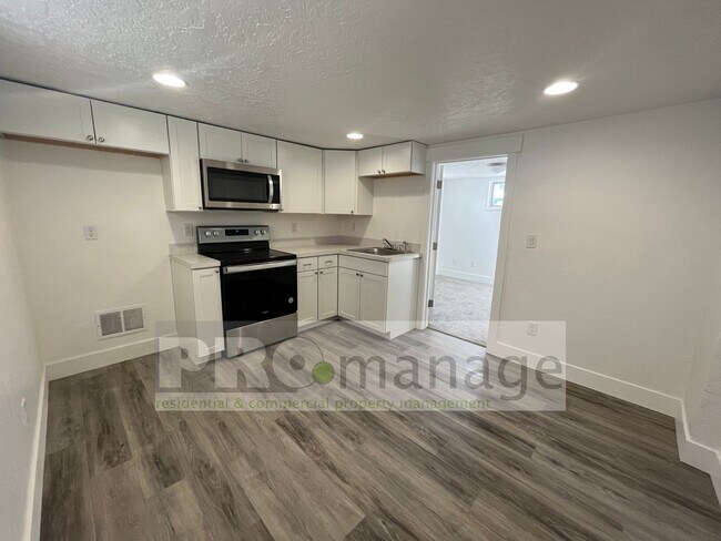 Building Photo - 160 W 14th St Unit 160 1/2 (basement) Rental