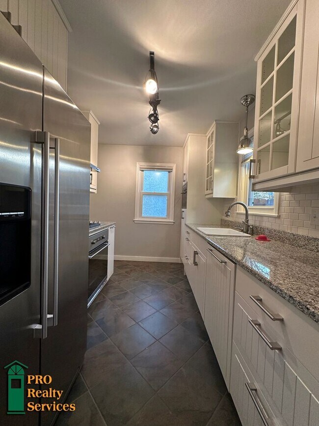 3 Bedroom Home in Richfield **Half Off 1 M... House Rental in