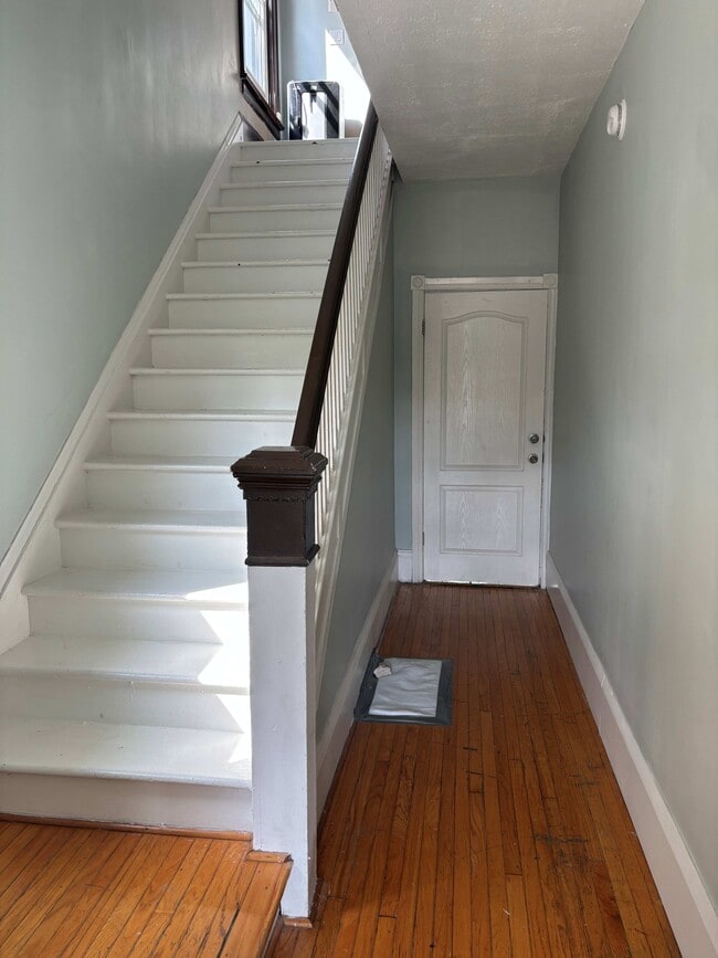 Photo - 329 Christina St N Unit Upper