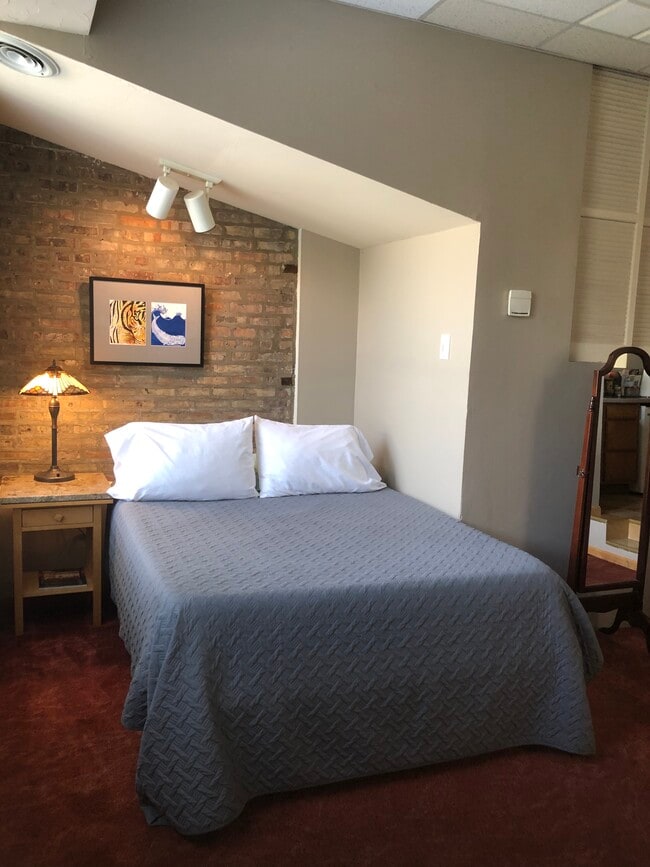 Cozy bed alcove custom lighting - 3313 N Clark St Unit 3R