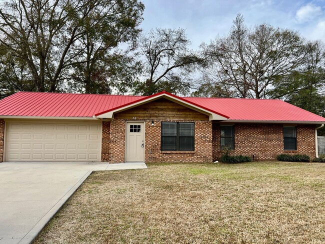 3/2 with fenced in yard! - 3/2 with fenced in yard! House