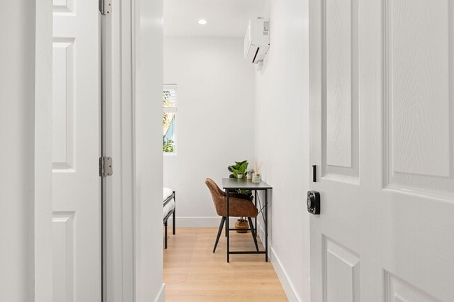 Photo - A 3 Bedroom apartment with ensuite bathrooms, common areas and a fully functional kitchen at 1736... Unidad Single Room - 1