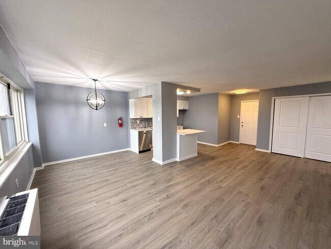 Photo - 903 Barclay Towers