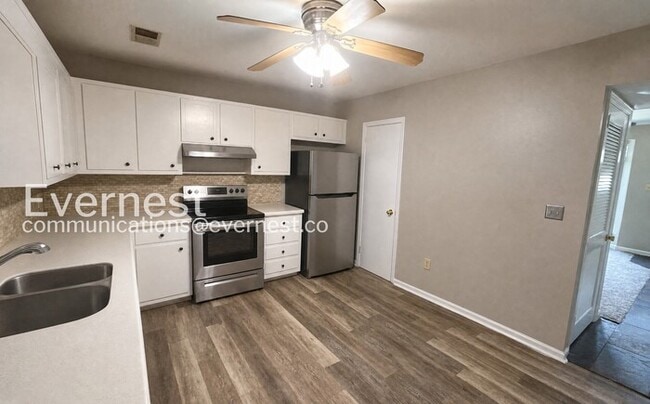 Photo - 2445 Hampstead Dr