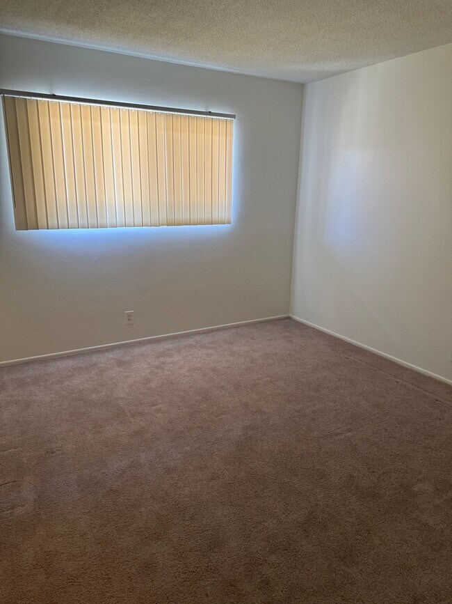 6857 Whitsett Ave