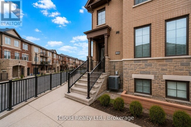 Photo - 445 Ontario St S