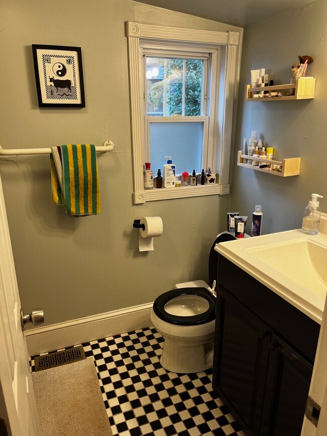 Photo - 627 Tennelle St SE