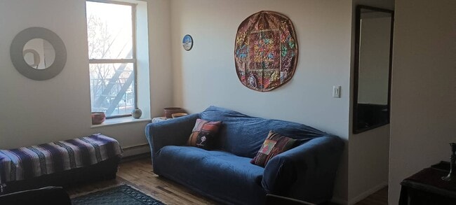 Photo - 572 Union St