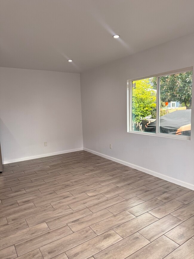 Living room /kitchen - 14643 Chatsworth St